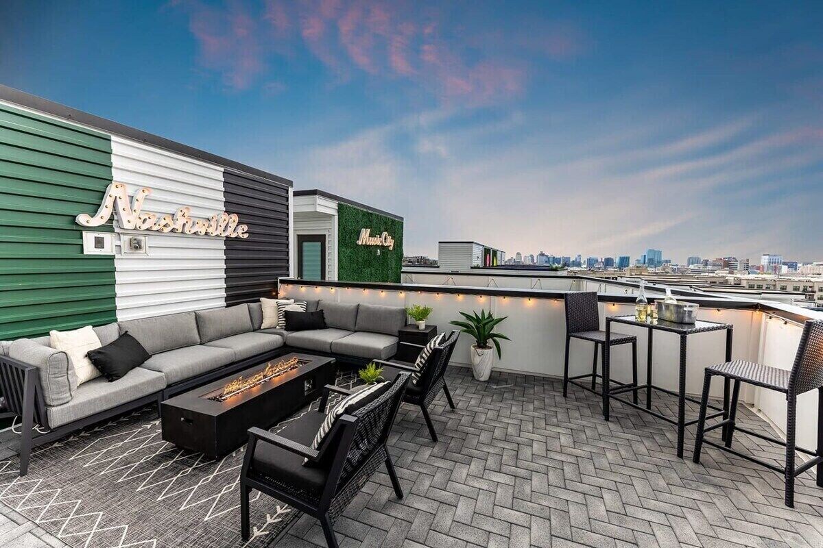The Willow - Rooftop Lounge w/ Skyline Views.