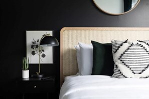 4 bedrooms, desk, iron/ironing board, travel crib - The Willow - Rooftop w/ Skyline Views + Sauna! (Nashville)