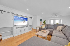 TV connectée, cheminée, écrans d'ordinateur