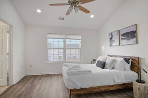 3 間睡房、書桌、熨斗/熨衫板、可攜式嬰兒床