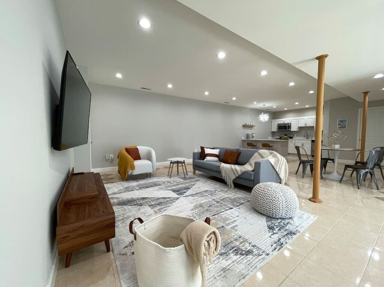 Mid-Century Luxury Retreat, 2 BEDR, Kitchen, Sauna, Walk to Shops + Restaurants