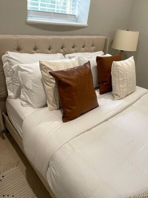 2 Schlafzimmer, Schreibtisch, Bügeleisen/Bügelbrett, Reisekinderbett