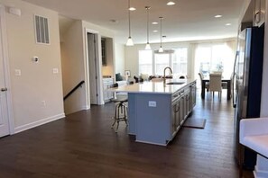 Interior - New Luxury 3 BEDR, Entertainment Kitchen, Work from Home, Sought After (Chantilly)