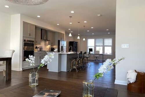 New Luxury 3 BEDR, Entertainment Kitchen, Work from Home, Sought After