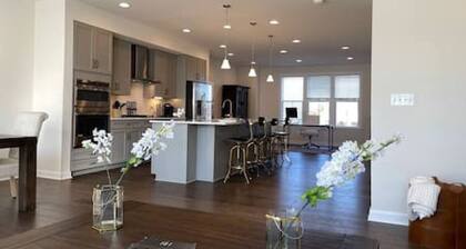 New Luxury 3 BEDR, Entertainment Kitchen, Work from Home, Sought After