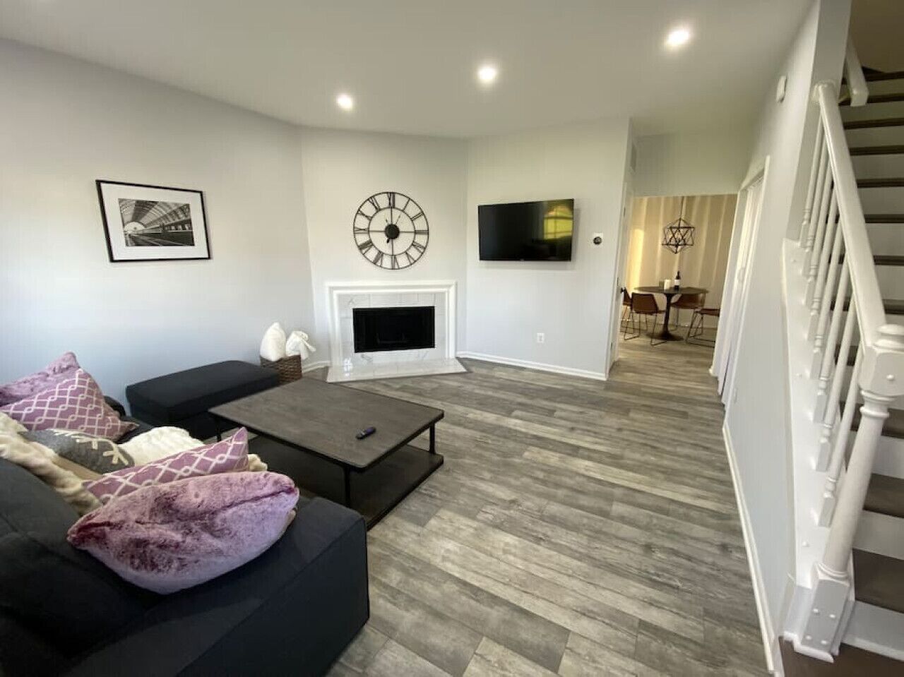 Contemporary 2 BEDR, 2 LVL Home, Designer Kitchen, Office + 1 Gig Internet Speed ⚡