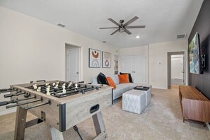 Una televisión, una oficina