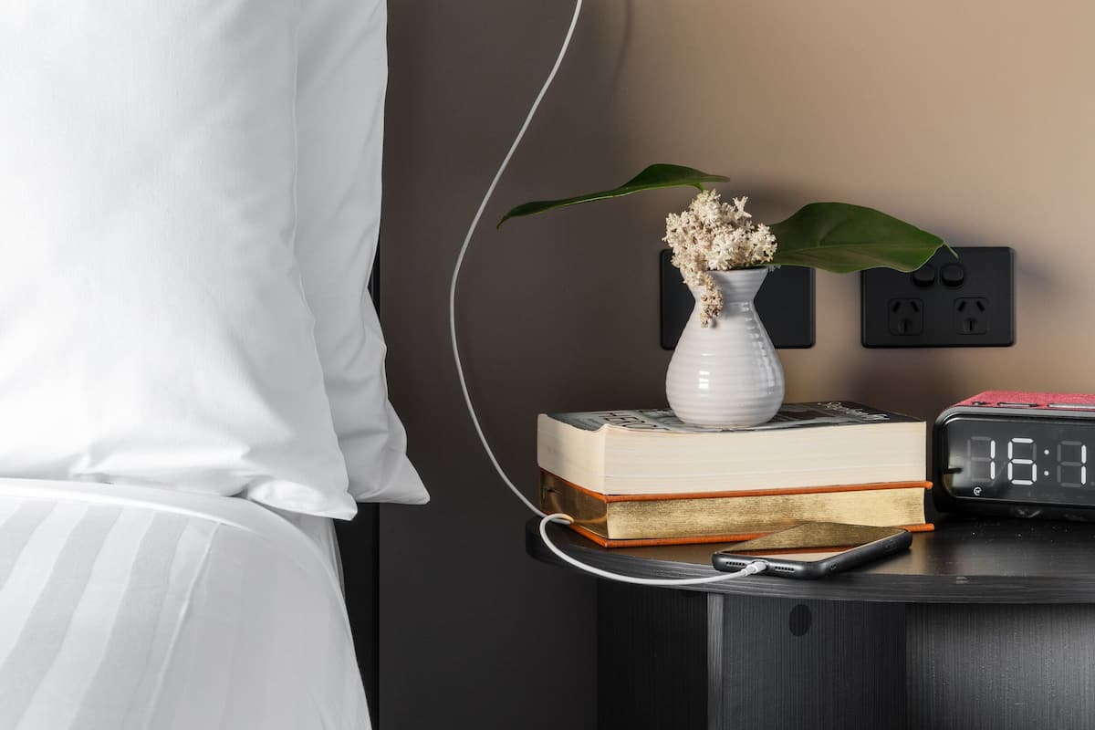 Luxe beddengoed, een minibar, een kluis op de kamer