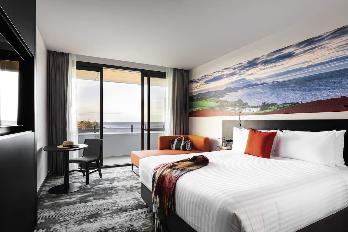 Deluxe Room, 1 Katil Raja (King), Balcony | Peralatan tempat tidur premium, bar mini, peti besi dalam bilik