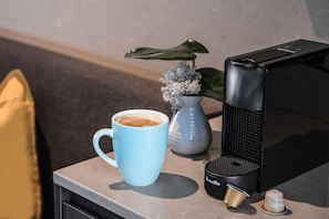Peralatan tempat tidur premium, bar mini, peti besi dalam bilik