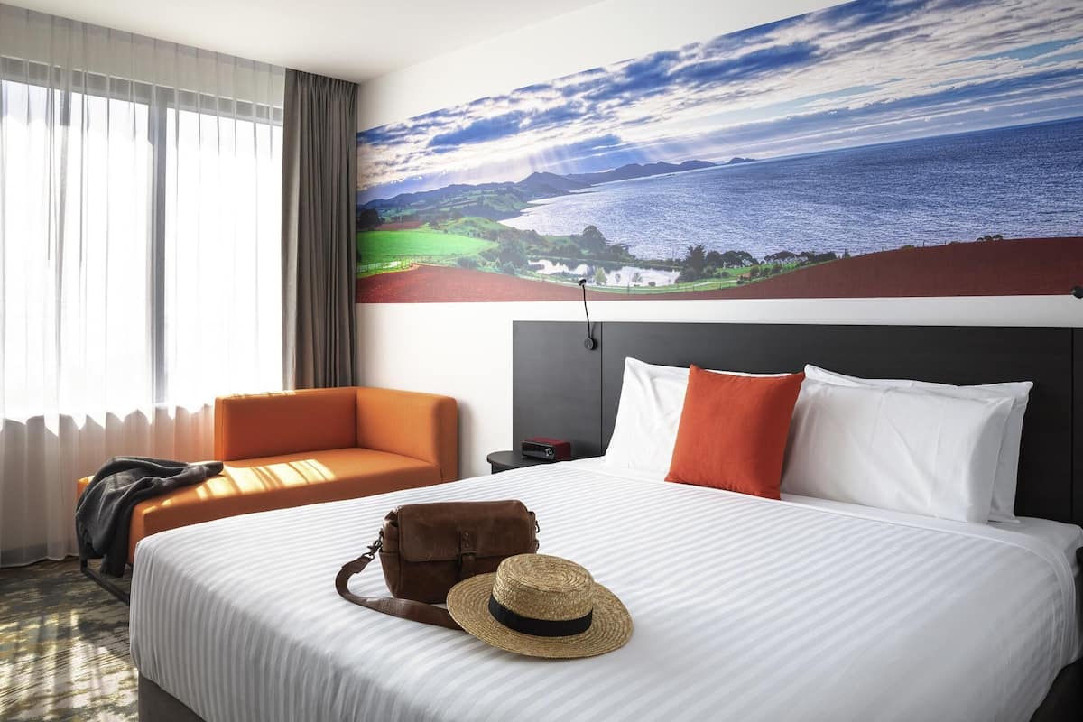 Standard Room, 1 King Bed | Premium bedding, minibar, in-room safe, individually decorated