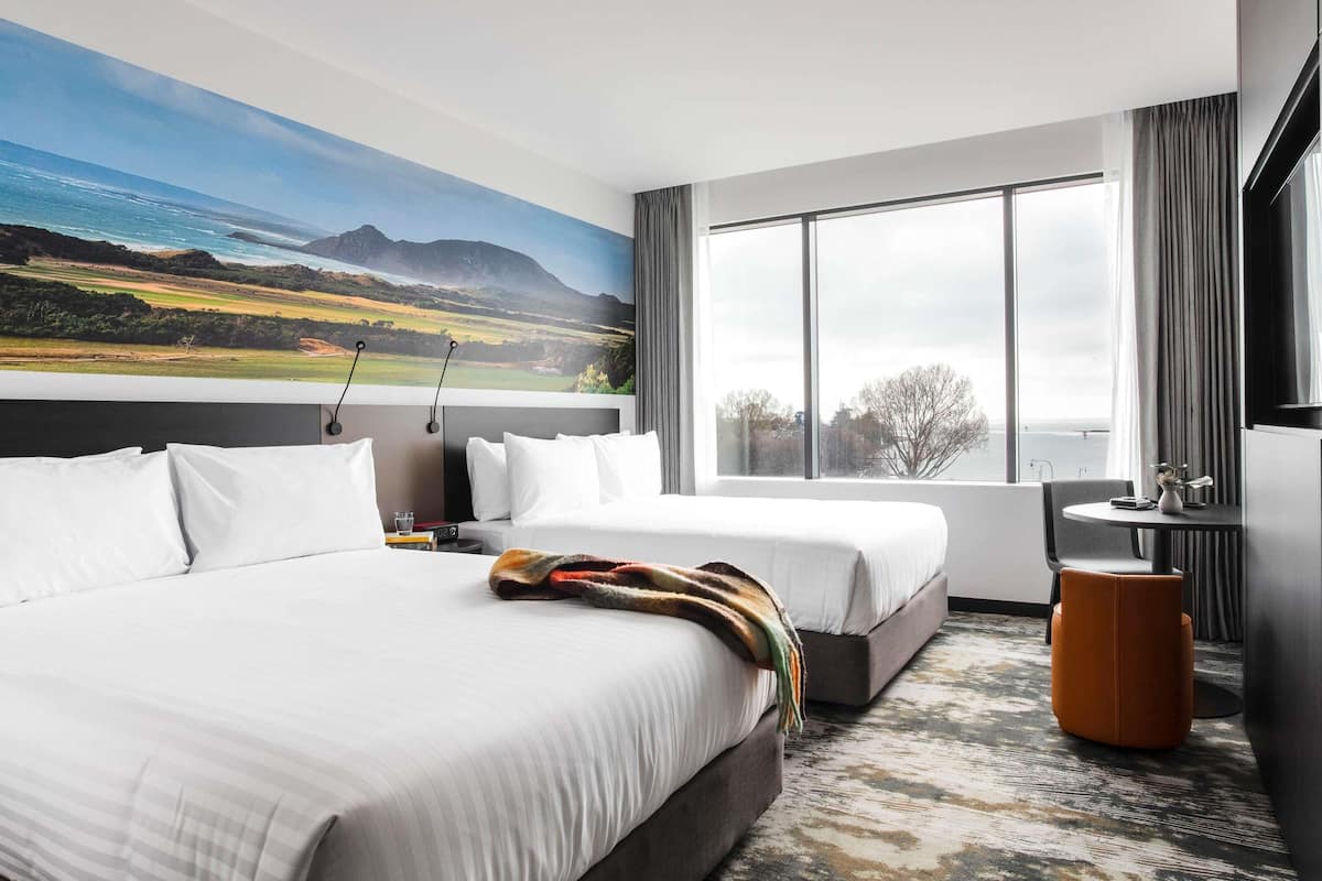 Superior Double or Twin Room, 2 Katil Ratu (Queen), Ocean View | Peralatan tempat tidur premium, bar mini, peti besi dalam bilik