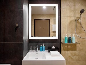 Shower, rainfall showerhead, free toiletries, hair dryer