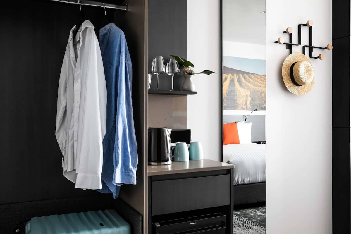 Peralatan tempat tidur premium, bar mini, peti besi dalam bilik