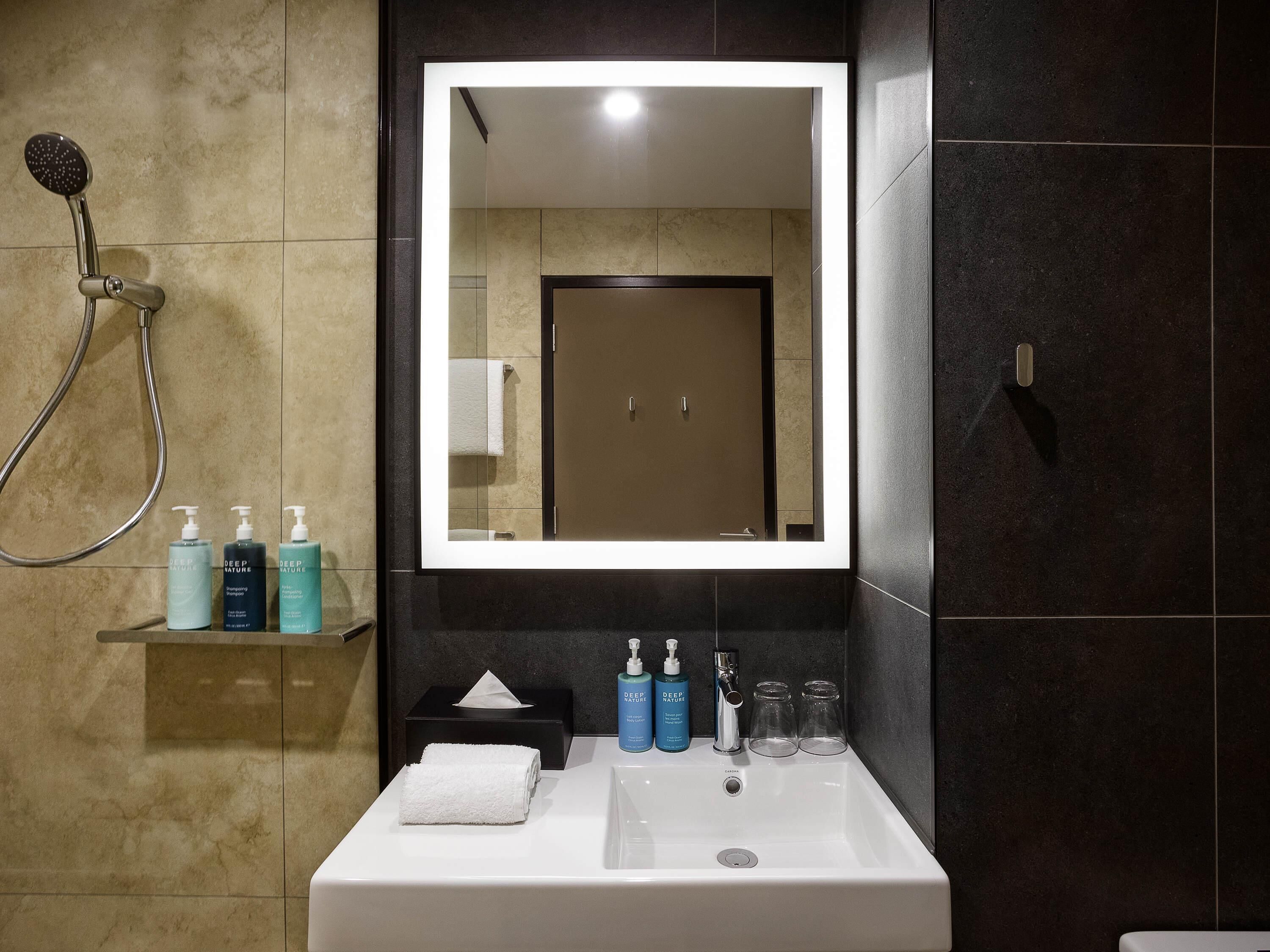 Sengetøy av topp kvalitet, minibar og safe på rommet