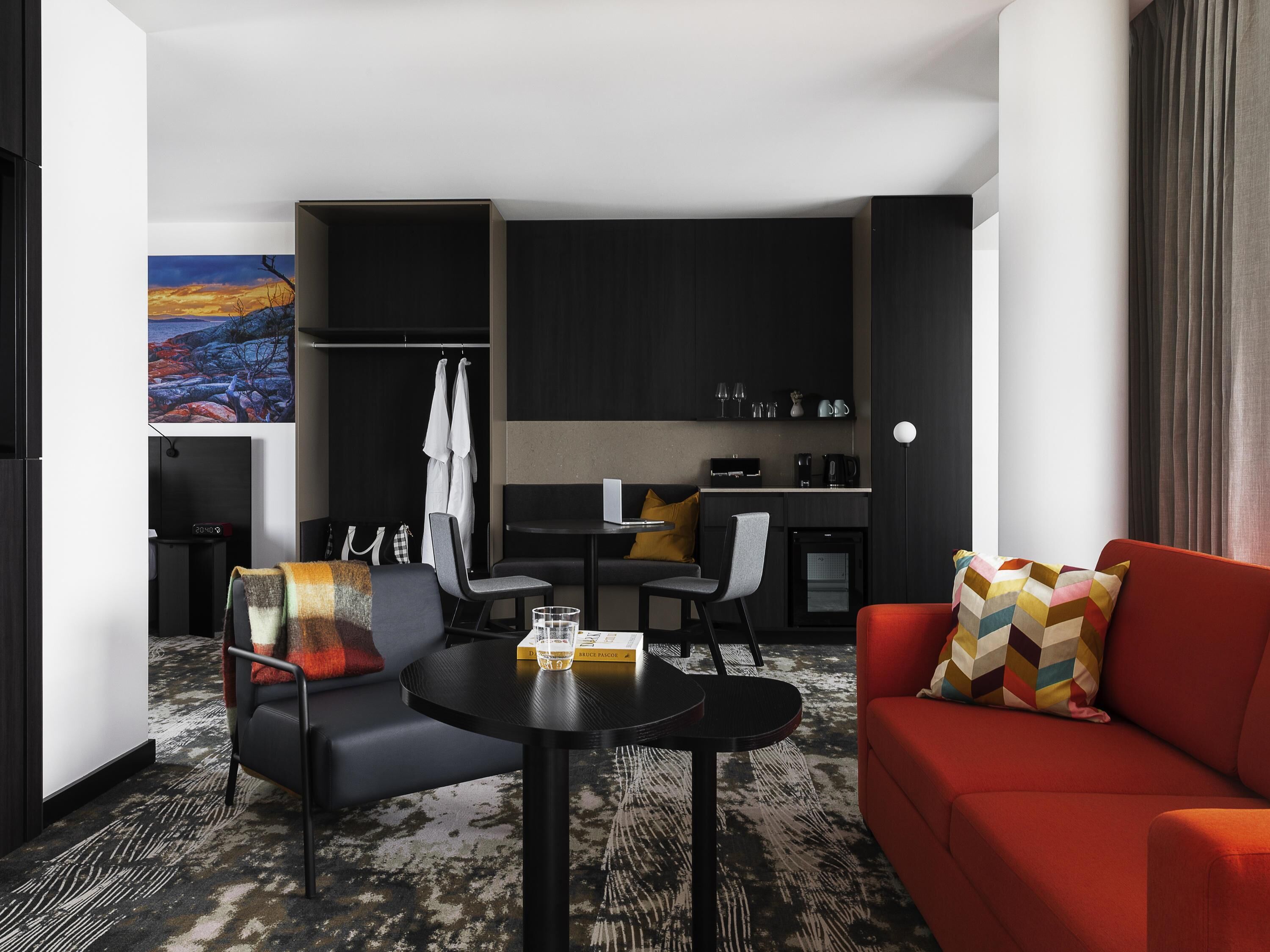 Peralatan tempat tidur premium, bar mini, peti besi dalam bilik 