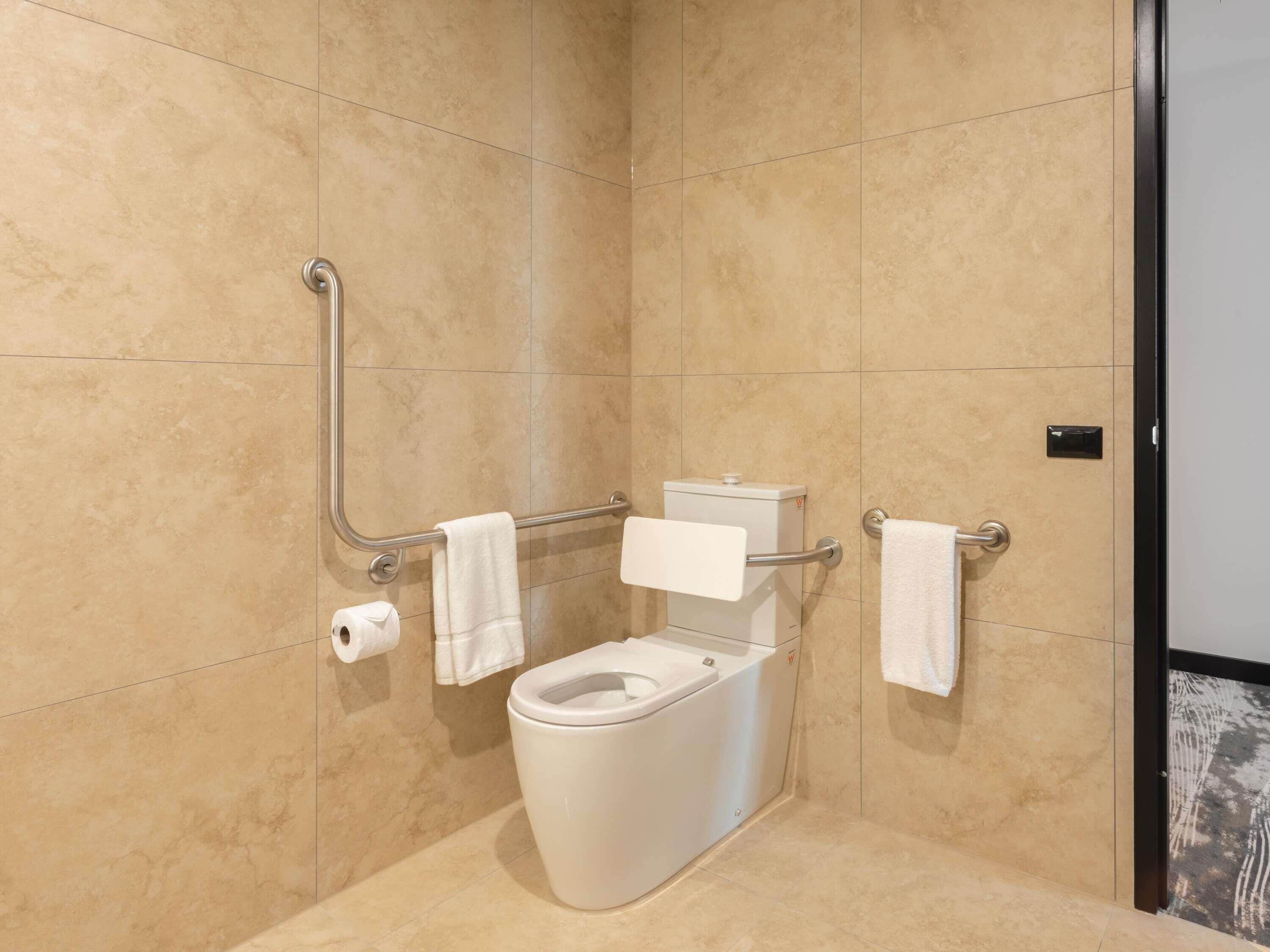 Sengetøy av topp kvalitet, minibar og safe på rommet