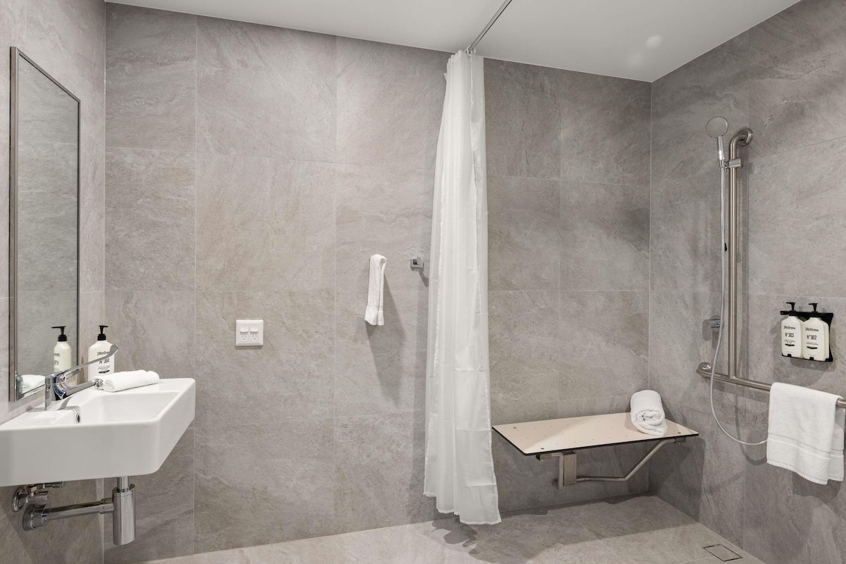 Chambre Supérieure, accessible aux personnes à mobilité réduite, balcon | Salle de bain
