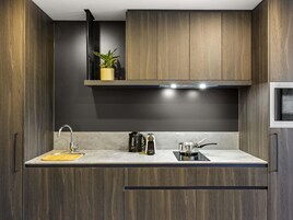 Frigobar, microondas, placa de cocina, cafetera expreso