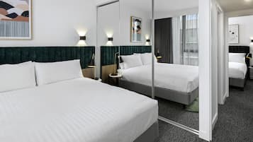 Memory foam-madrasser, värdeförvaringsskåp på rummet och skrivbord