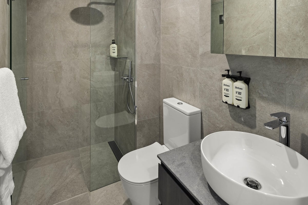 Matelas mémoire de forme, coffres-forts dans les chambres, bureau