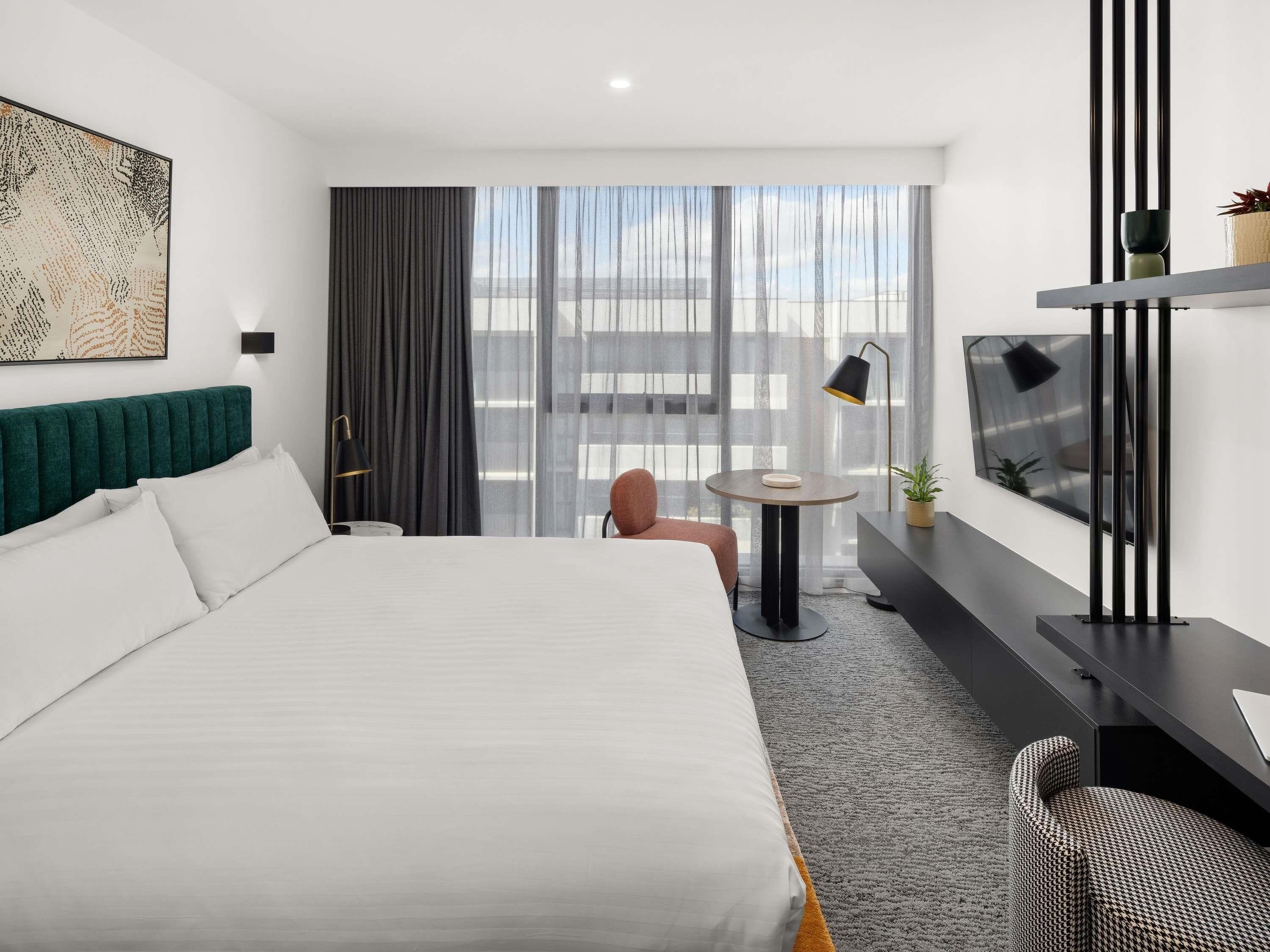 Deluxe studio | Bedden met traagschuimmatras, een kluis op de kamer, een bureau