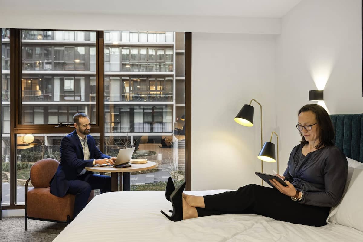 Estudio, 1 cama doble, entresuelo | Colchones viscoelásticos, caja fuerte, escritorio