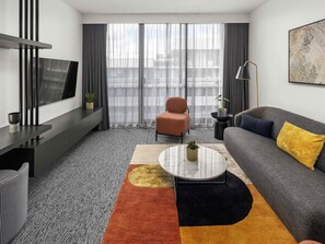 Colchones con efecto memoria y caja de seguridad en la habitación 