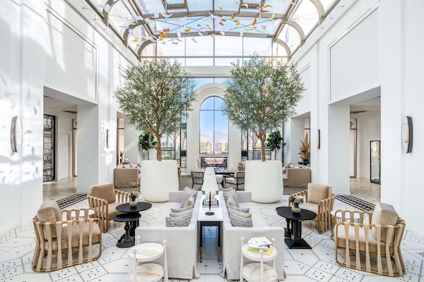 2 bars/lounges, rooftop bar