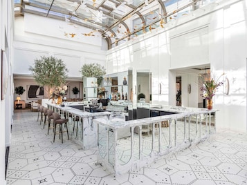2 bars/lounges, rooftop bar