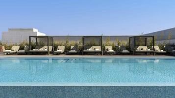 สระว่ายน้ำกลางแจ้ง, เก้าอี้อาบแดดริมสระ