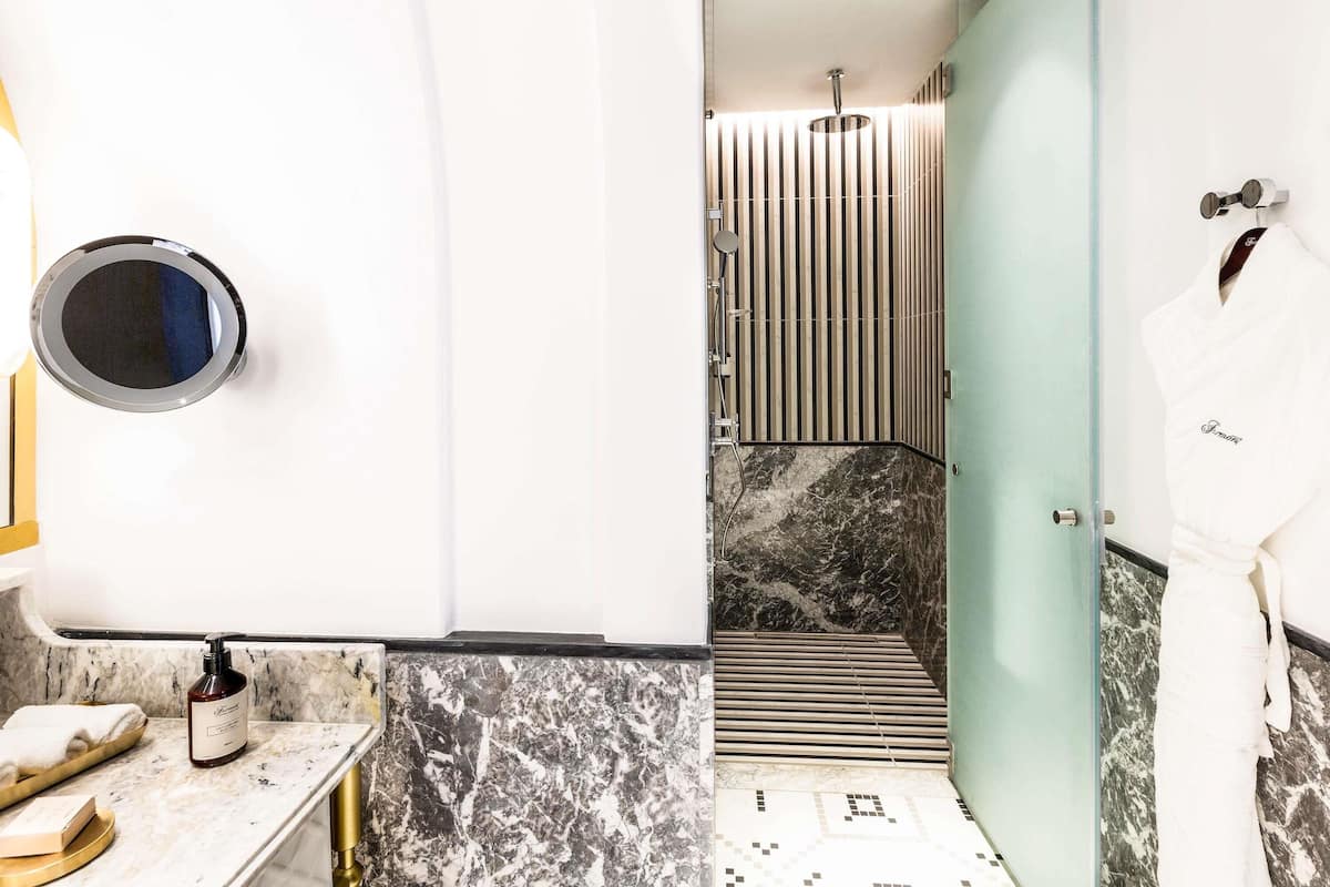 1 Schlafzimmer, Minibar, Zimmersafe, laptopgeeigneter Arbeitsplatz
