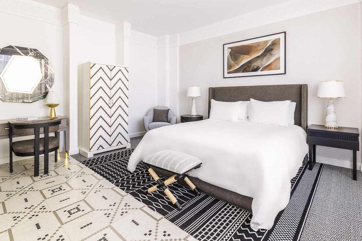 Fairmont Gold, Room, 1 King Bed, Balcony | 1 bedroom, minibar, in-room safe, laptop workspace