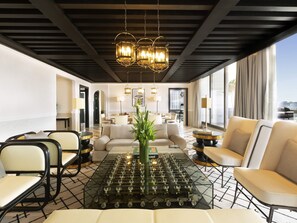 Suite, 3 Bedrooms (Ambassador Gold) | 1 bilik tidur, bar mini, peti besi dalam bilik