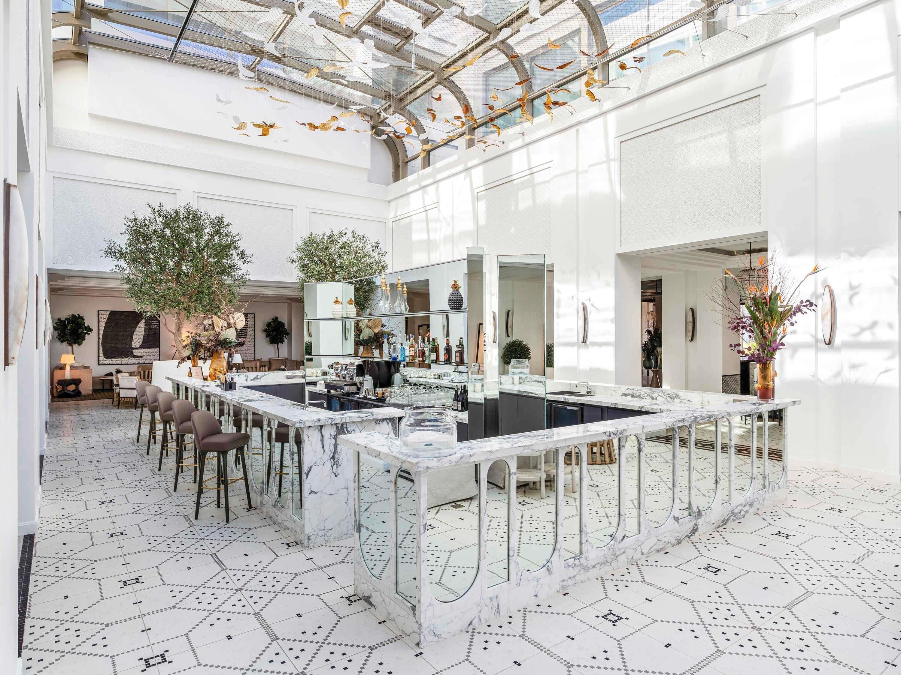 2 bars/lounges, rooftop bar