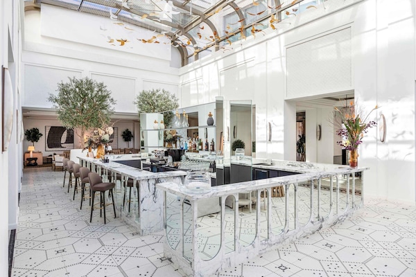 2 bars/lounges, rooftop bar