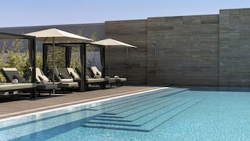 Piscina all'aperto, lettini