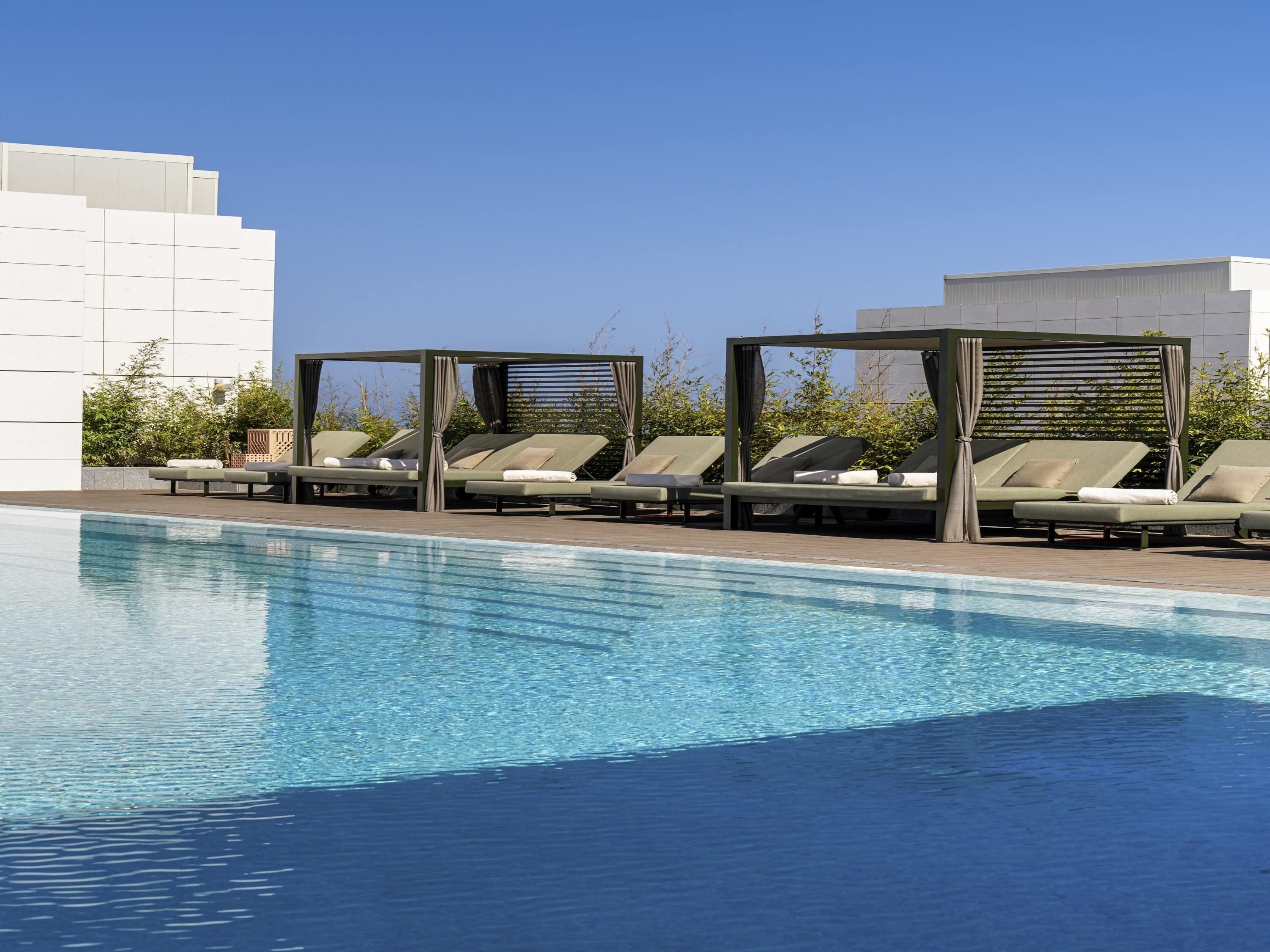 Utendørsbasseng og solsenger