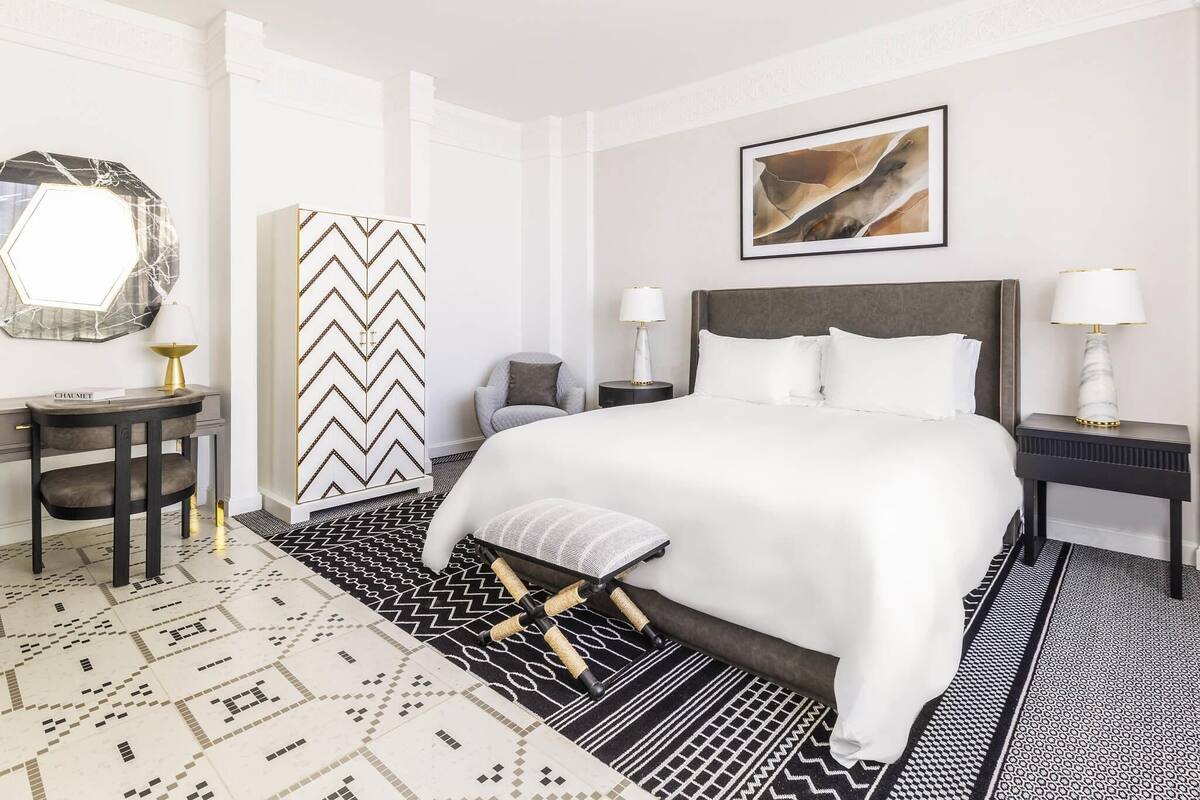 Fairmont Gold, Rom, 1 kingsize-seng, balkong | Sengetøy av topp kvalitet, senger med overmadrass og minibar