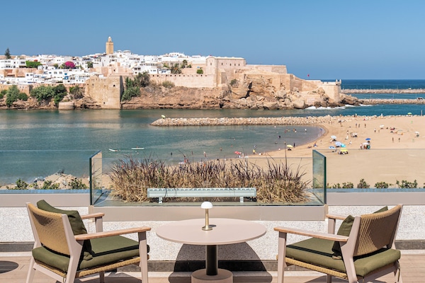 2 bars/lounges, rooftop bar