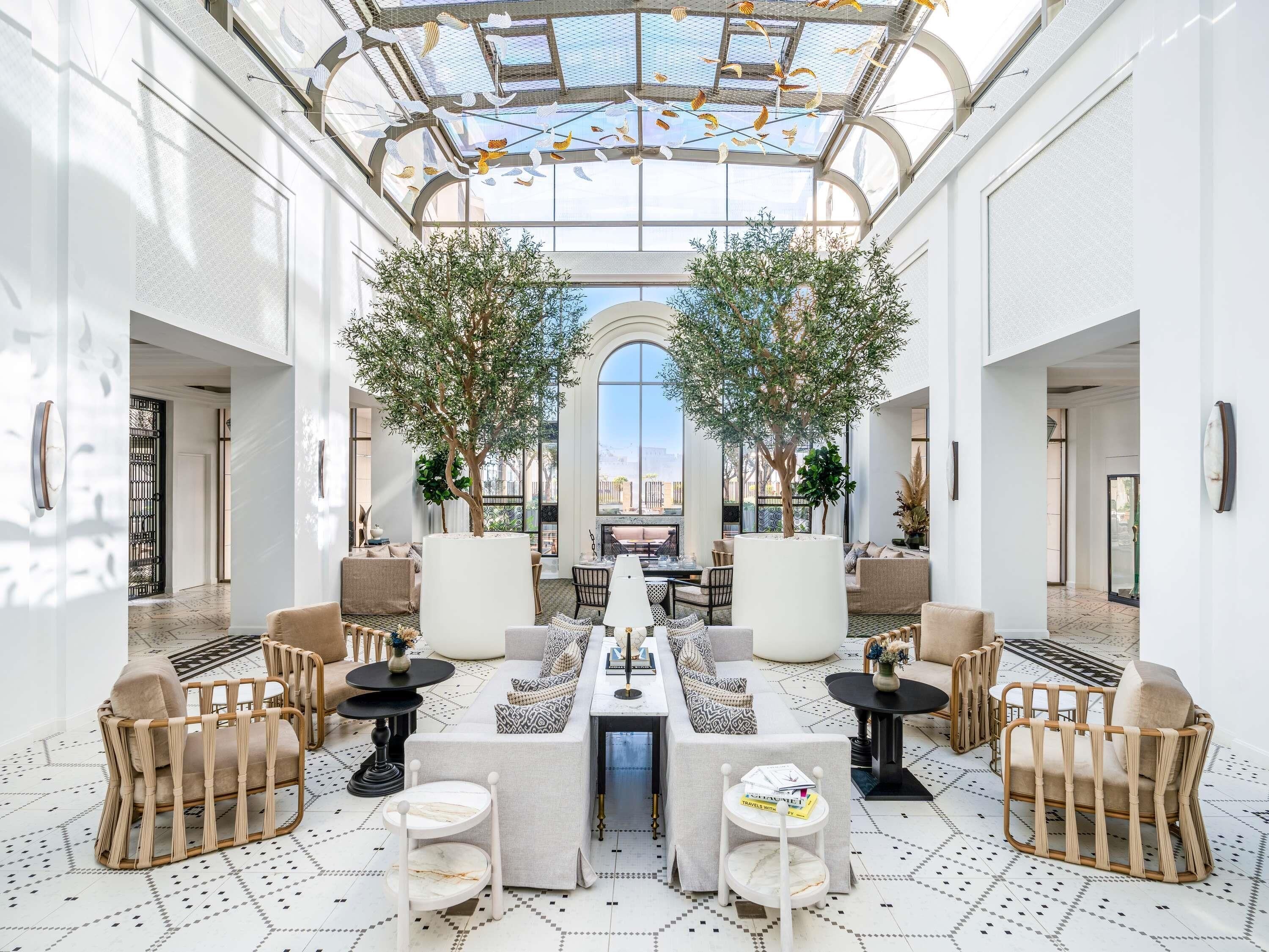 2 bars/lounges, rooftop bar