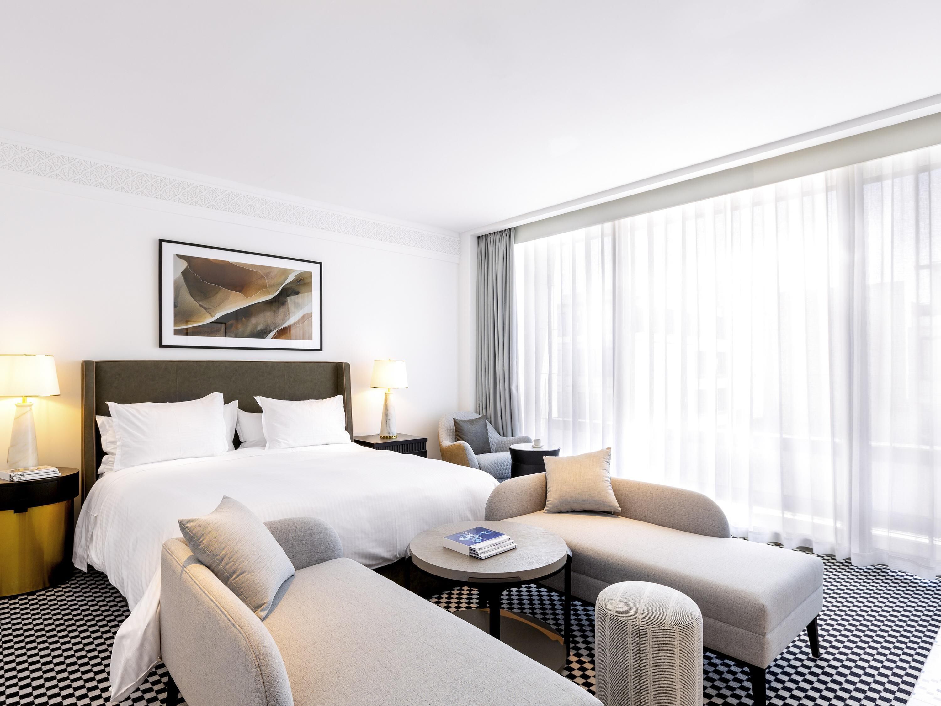 Minibar, värdeförvaringsskåp på rummet och arbetsyta för laptop