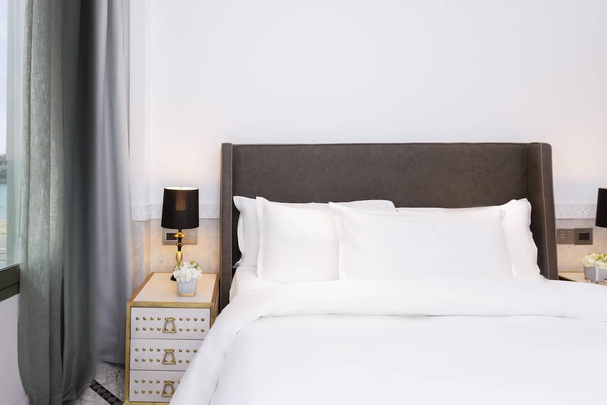 Literie de qualité, lit avec matelas à plateau-coussin, minibar