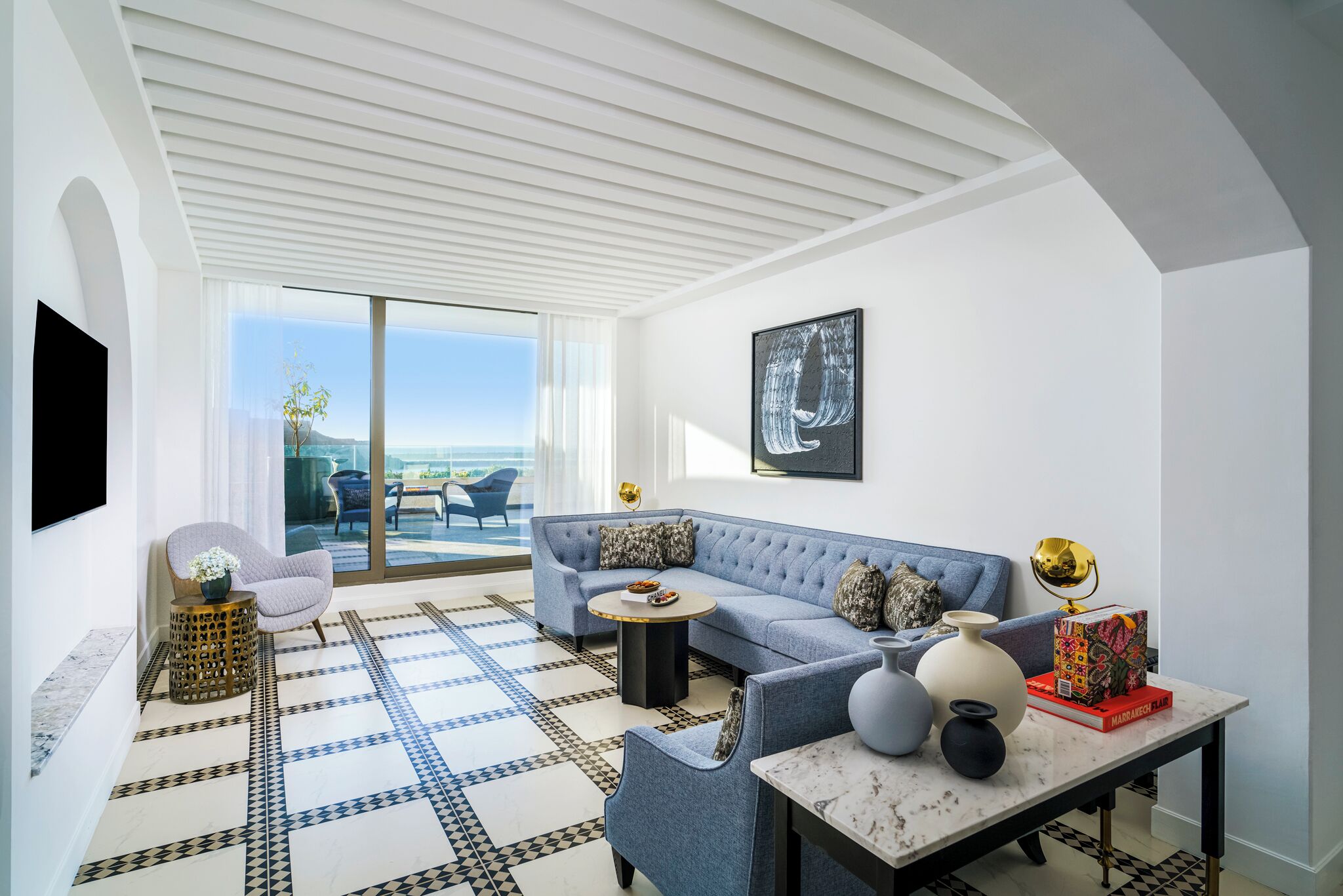 Suite, 1 cama de matrimonio grande | Zona de estar | Smart TV de 50 pulgadas con canales digitales, una televisión