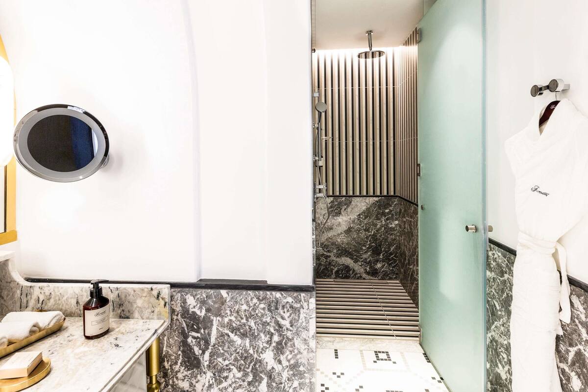 1 quarto, frigobar, cofres nos quartos, espaço de trabalho para notebook