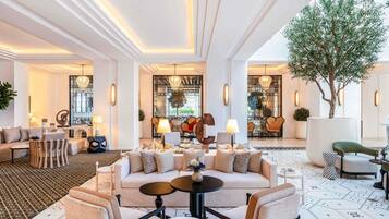 2 bars/lounges, rooftop bar