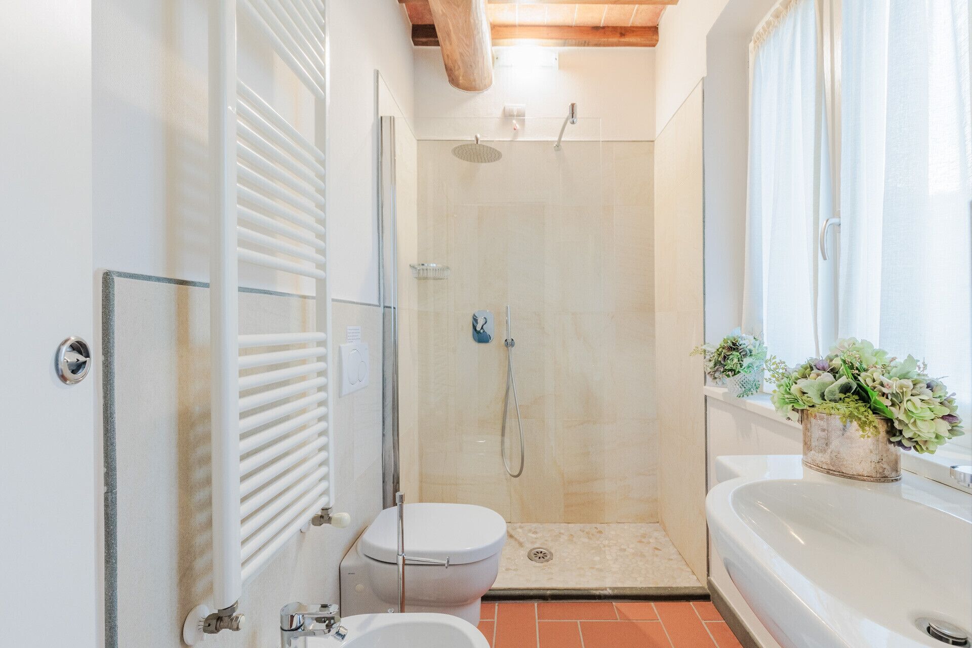 Un baño moderno con ducha, inodoro y bañera.