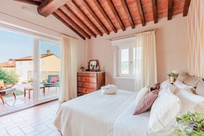 4 bedrooms, iron/ironing board, bed sheets
