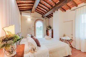 4 makuuhuonetta, silitysrauta/-lauta, ilmainen Wi-Fi, vuodevaatteet