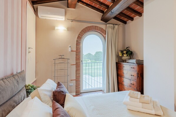 4 bedrooms, iron/ironing board, bed sheets